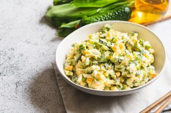 Schale mit Bärlauch-Eiersalat