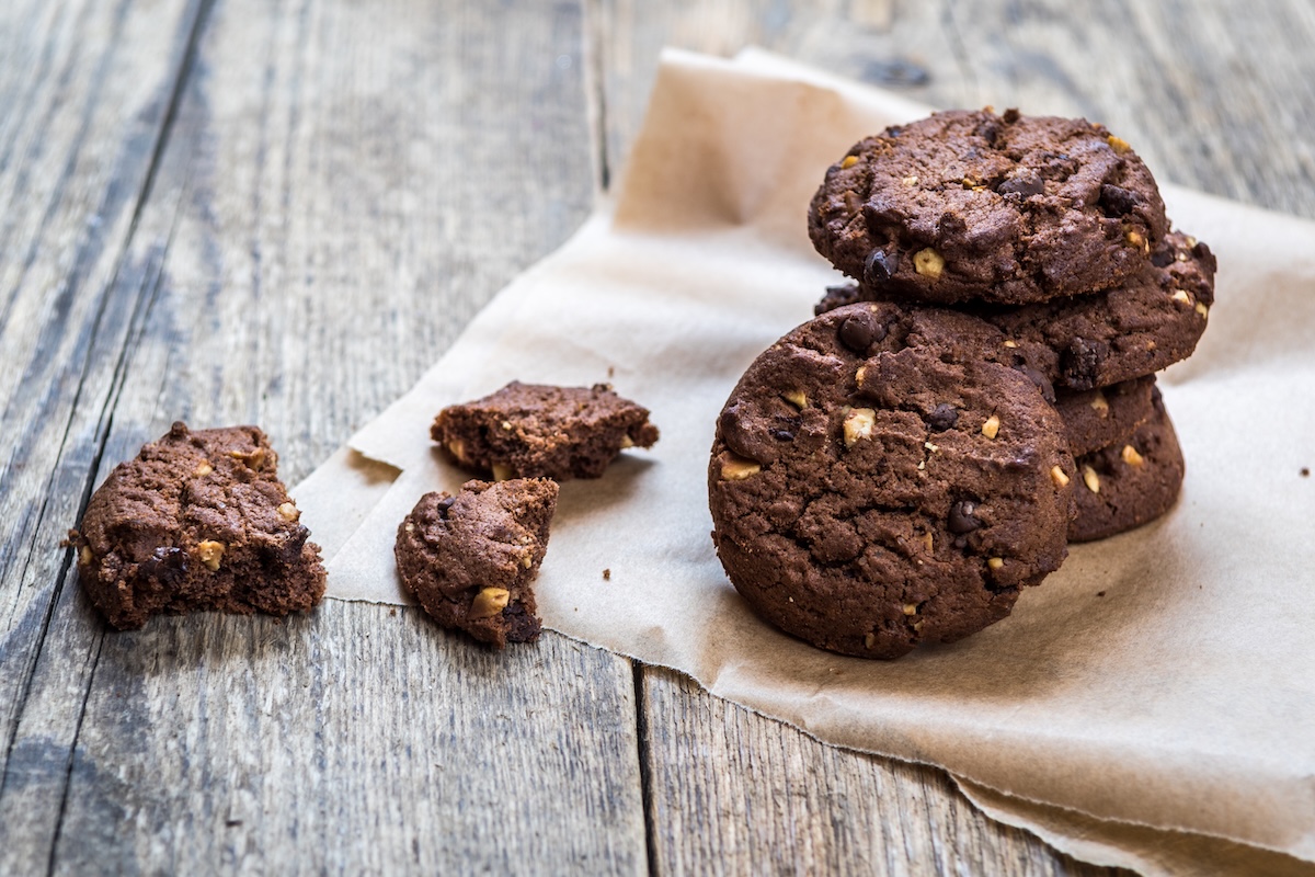 Ein paar Chocolate Chip Cookies mit dreierlei Schokolade auf einer Stoffserviette.