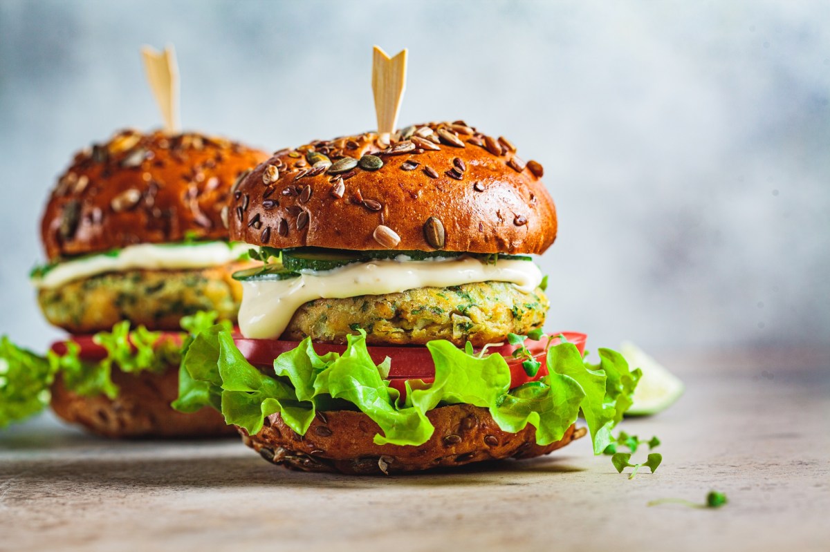 Zwei Falafel-Burger vor einem blauen Hintergrund.