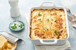 Auflaufform mit Kartoffel-Zwiebel-Gratin