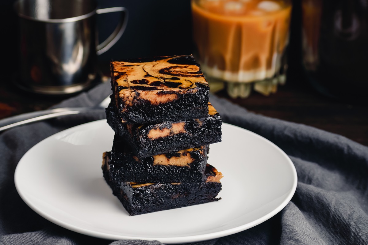 Teller mit einem Stapel vietnamesischer Kaffee-Brownies