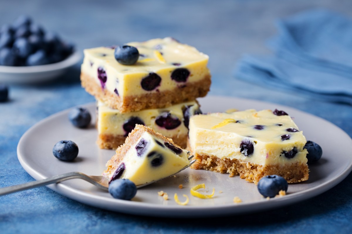 Zuckerfreier Zitronen-Heidelbeer-Käsekuchen vom Blech: lecker ...