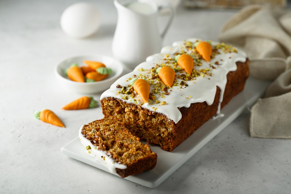 Karottenkuchen ohne Mehl auf einer Servierplatte