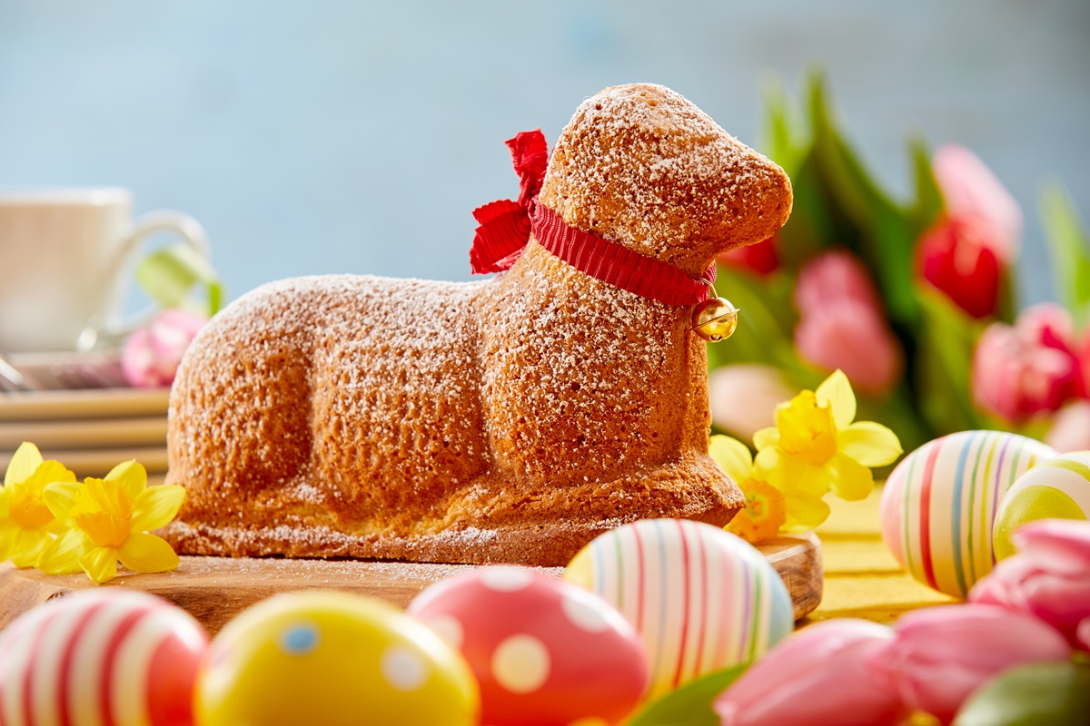 Osterlamm backen: Ein Osterlamm steht zwischen bunten Ostereiern.