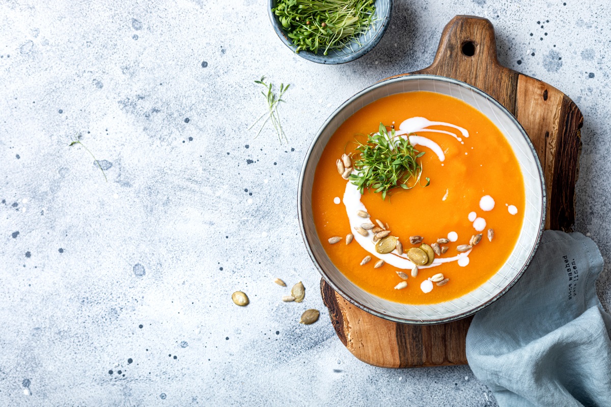 Teller mit Rote-Linsen-Kokos-Suppe