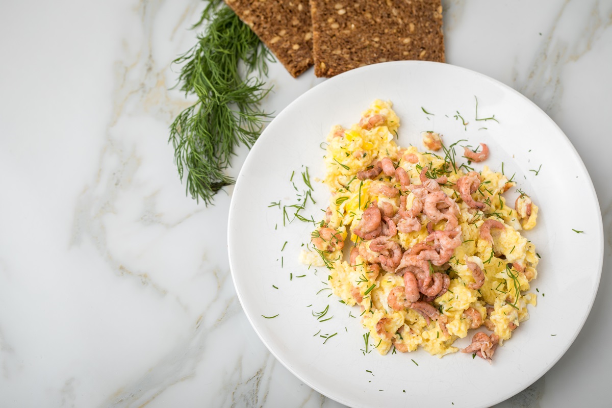 Rührei mit Krabben: Frühstück wie an der Nordsee - Leckerschmecker
