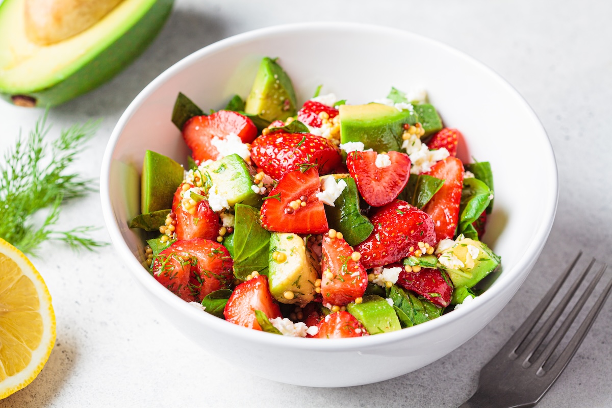 Spinatsalat mit Erdbeeren, Avocado und Feta: frisch und lecker ...
