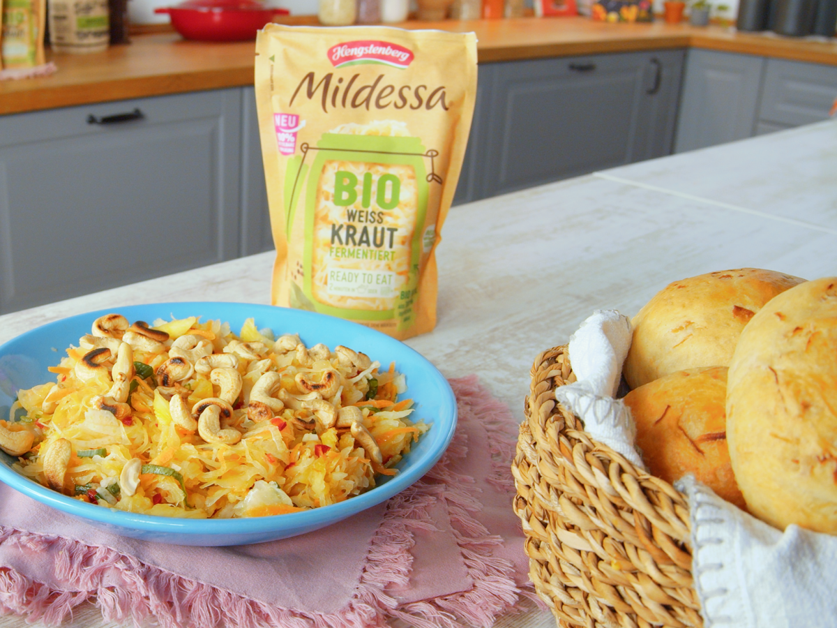 Weisskraut-Fenchelsalat mit Weisskraut-Brotchen mit Mildessa.