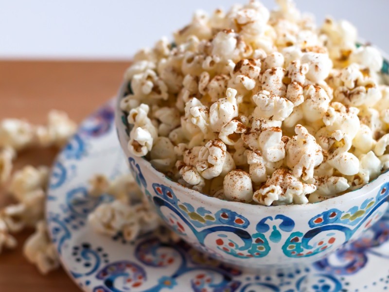 Eine gemusterte Schale mit Zimt-und-Zucker-Popcorn.