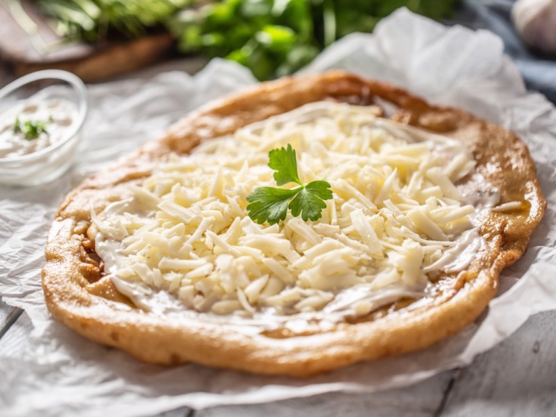 Langos aus der Heißluftfritteuse: Hole dir den Jahrmarkt nach Hause 
