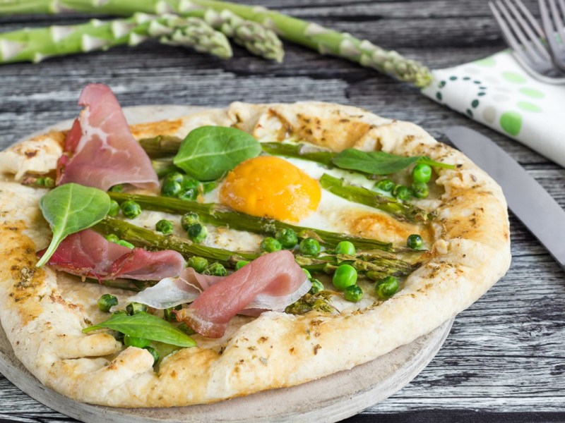 Rahmfladen mit Spargel und Ei: Klassiker mit frühlingshafter Note