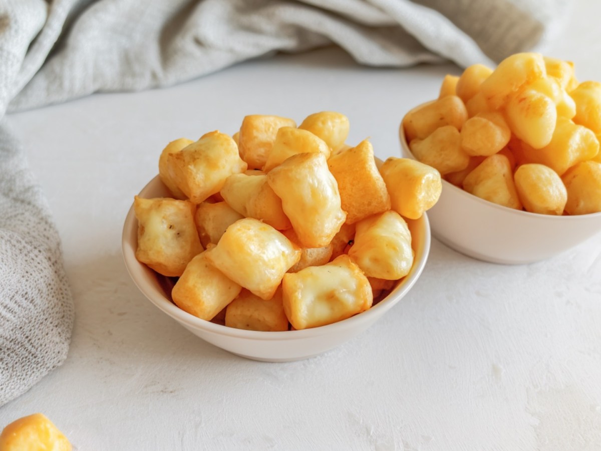 Schluss mit langweiligen Chips: Mache dir gepuffte Käse-Pops zu Hause selber