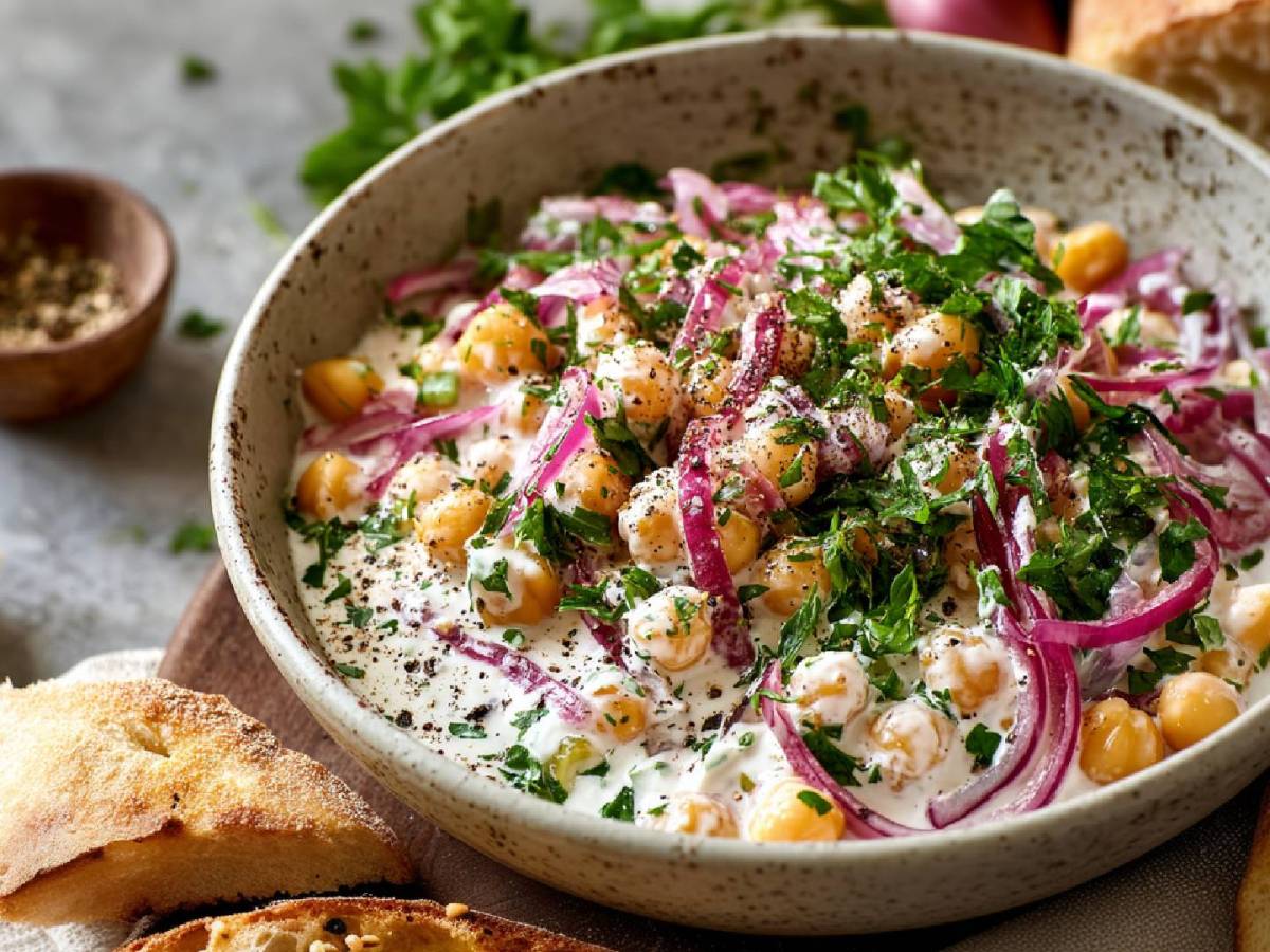 Kichererbsensalat mit Joghurt-Dressing: leichte Sommermahlzeit