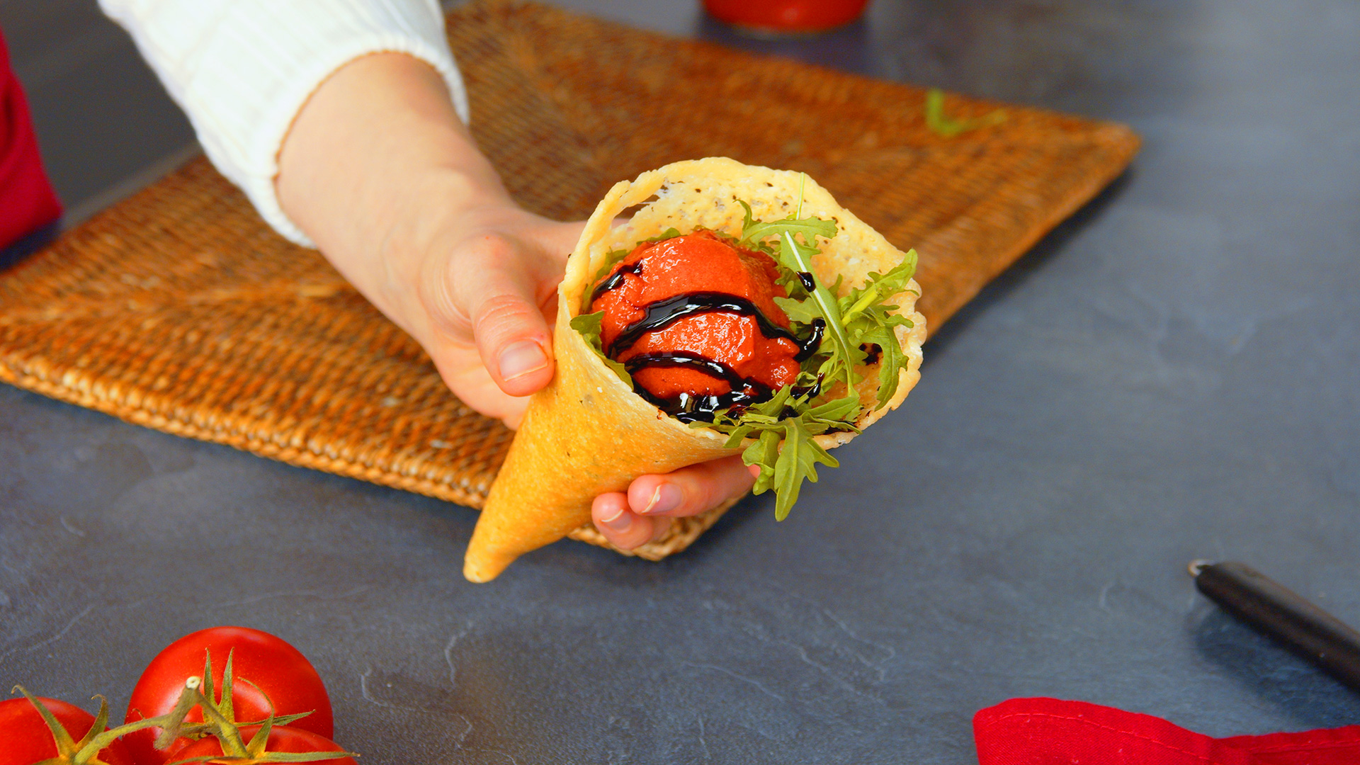 Tomatensorbet: deftig-fruchtiger Eisgenuss in der Parmesanwaffel ...