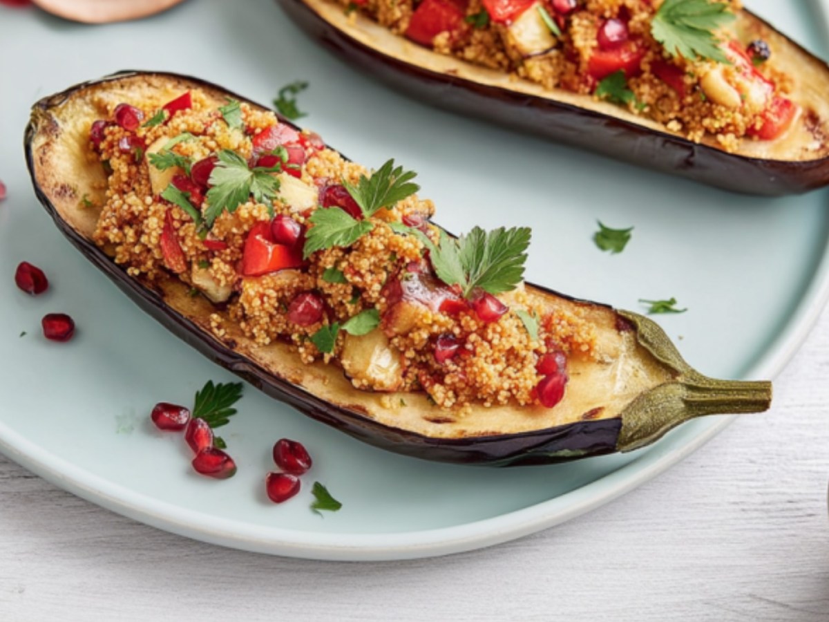 Leckeres Sommergericht: Auberginen mit Couscous-Paprika-Füllung