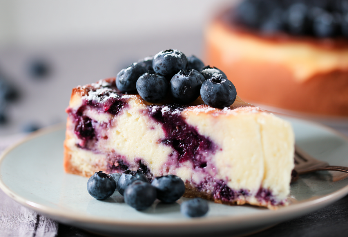 Ein Stück Blaubeer-Schmand-Cheesecake.