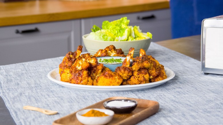 Feuriges Fingerfood ohne Fleisch: Buffalo-Blumenkohl-Wings mit Ranch-Dressing