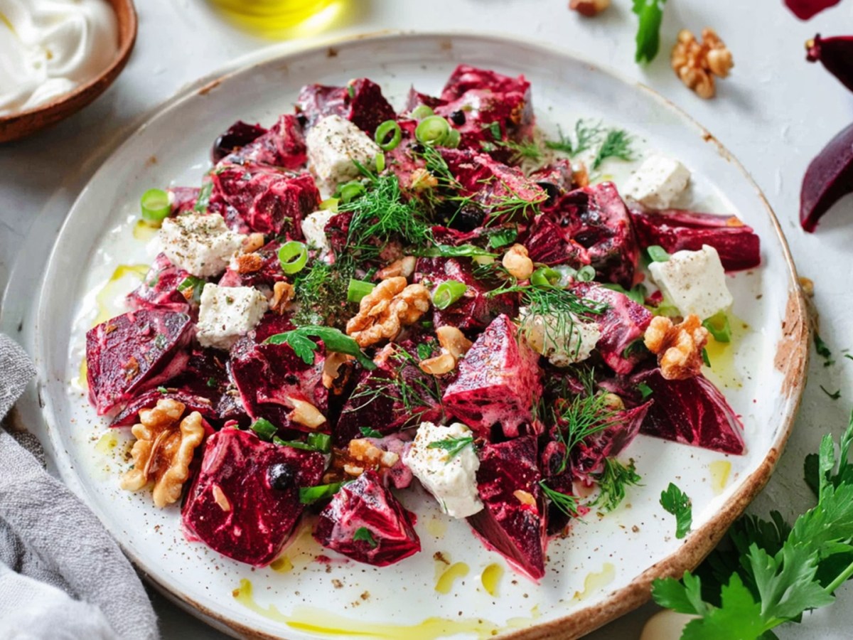 Mediterrane Leichtigkeit auf einem Teller: griechischer Rote-Bete-Salat