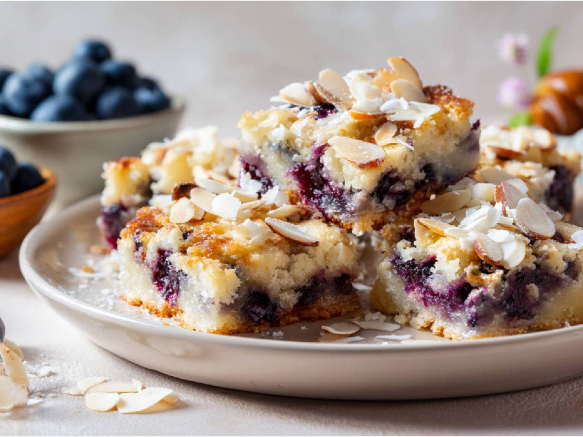 Perfekt zum Teilen: Heidelbeer-Buttermilchkuchen mit Kokos-Mandel-Kruste