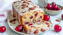 angeschnittener Kirsch-Mandel-Kuchen aus der Kastenform auf einem Tisch