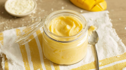Ein Glas Mango-Kokos-Aufstrich.