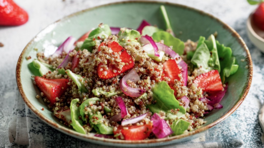 Wird dieser Quinoa-Salat mit Erdbeeren auch dein neuer Liebling?